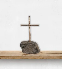 Bronzekors på lavasten, 16 cm