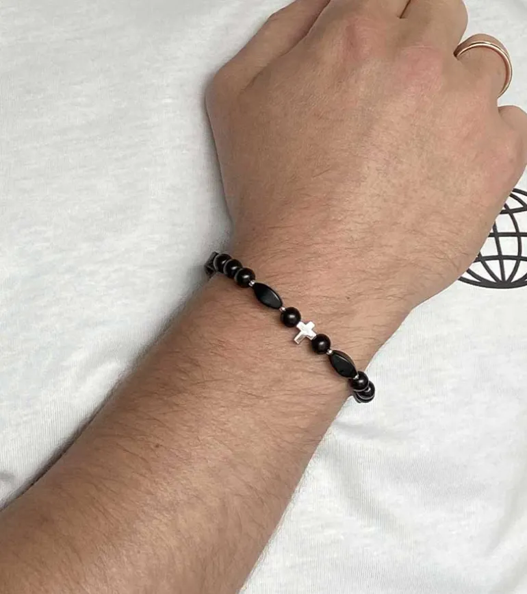 By Gabay, Armbånd med sølvkors, glas- og træperler