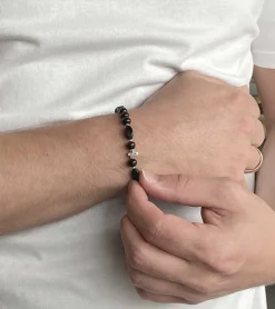 By Gabay, Armbånd med sølvkors, glas- og træperler