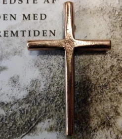 Enkelt vægkors i bronze