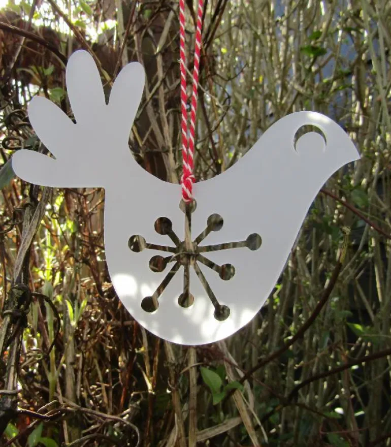 Fredsdue ophæng i akryl, af Josephine Blay