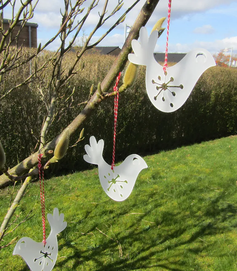 Fredsdue ophæng i akryl, af Josephine Blay