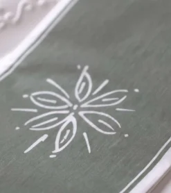 Grøn serviet med blomst