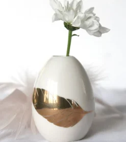 Æg-Vase med fjer af guld