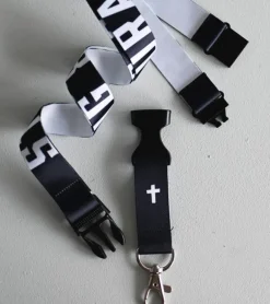 Keyhanger: Strong & courageous