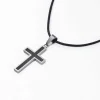 Kors i sølv og carbon med lædersnor