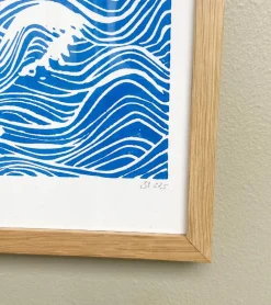 Linoleumstryk: Han gemmer mig i sin hytte, A4 Plakat, Blå