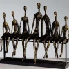 Skulptur: Familie med 5 børn på bænk