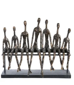 Skulptur: Familie med 5 børn på bænk