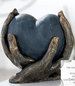 Skulptur: Hjerte i hænder