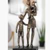 Skulptur: Mor med søn og datter, 26 cm