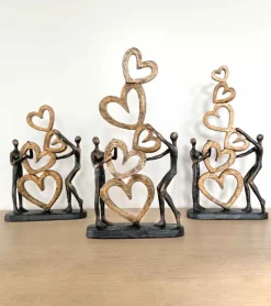 Skulptur: Vi bygger kærlighed, 6 hjerter, 42 cm