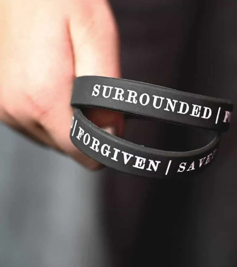 Sort armbånd: Surrounded, Forgiven, Saved