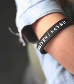 Sort armbånd: Surrounded, Forgiven, Saved