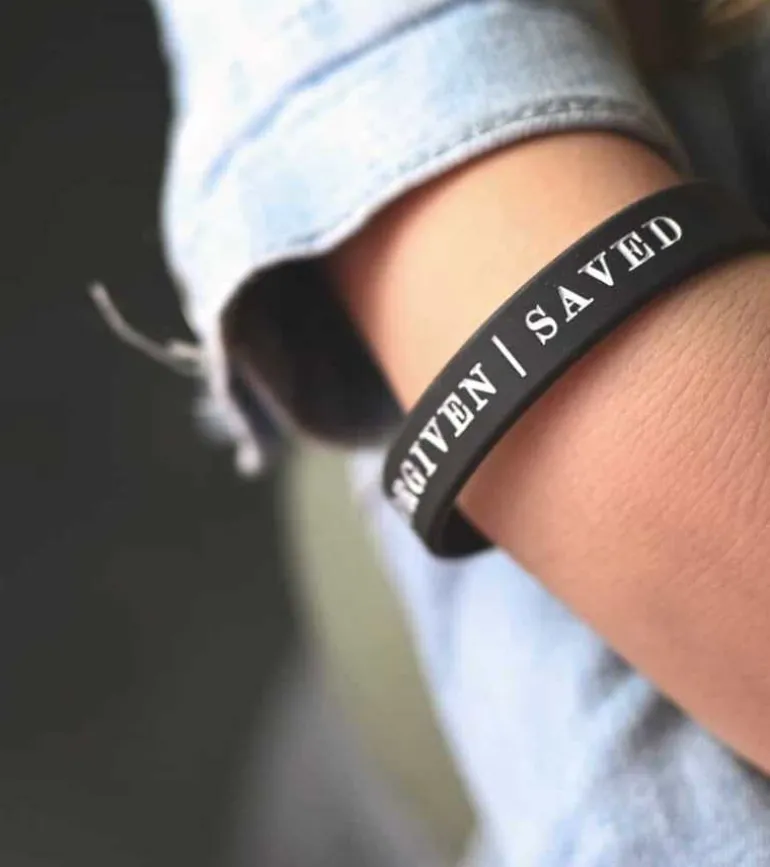 Sort armbånd: Surrounded, Forgiven, Saved